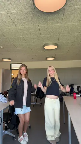 Sommerferie om 2 dage🌺 #fyp #dance #foryoupage #viral #famous #foryou #europe #dancing #makemefamouse #fakebody #fördig #danmark #sommervejr #blowup? #snartsommerferie #sommer 