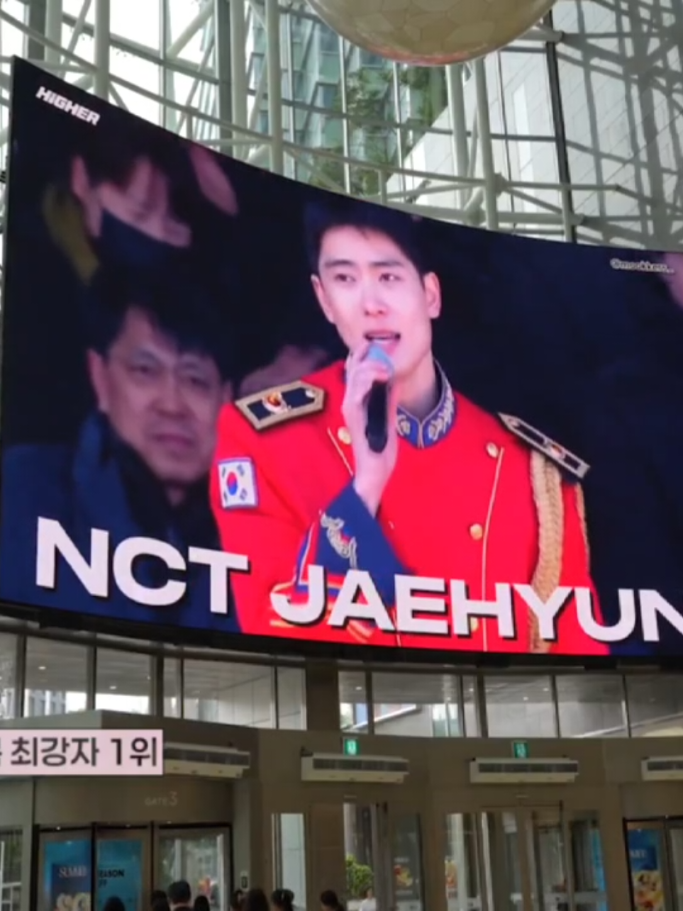 HIGHER_twt TWITTER UPDATE WITH #jaehyun Visual legendaris hanya dengan satu seragam militer! Selamat karena telah menduduki peringkat 1 dalam seragam militer terkuat#jaehyunnct #jungjaehyun 