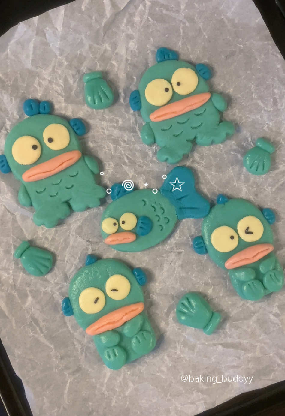 ⋆｡°✩ 한교동 쿠키 만들기 | Hangyodon cookies ⋆｡°✩ | recipe ver.  한교동 너 정말 귀엽다. 근데 너 아따맘마 엄마랑 친구야? 주댕이 한바가지 너무 귀엽꼬 그래.. 🩵재료는 프로필 링크 참고!🩵 ハンギョドン、かわいいね。 でも、『あたしンち』のママと友だちなの？ | 재료 | 무염버터 55g 설탕 25g / 소금 1g 달걀 12g 박력분 90g 베이킹파우더 1.5g 바닐라 파우더 소량 (생략가능/에센스,오일 등등 대체가능) 검정, 파랑, 핑크 색소 필요 | 레시피 | 👉 레시피 사용 시 꼭꼭꼭 출처를 밝혀주세요! 🩷 👉 오븐 미리 예열 : 구움 온도보다 약 50도 높게 설정 (설정 온도에 도달하면 예열 완료) 👉 오븐마다 차이가 있으므로 온도와 시간보다는 구움색을 체크하며 굽기 👉 레시피의 과정 생략 및 재료 대체, 생략할 경우 제품의 식감과 형태에 차이가 있을 수 있음 1. 실온 버터 덩어리 없이 잘 풀어주기. 2. 설탕과 소금을 넣고 골고루 섞기 3. 계란을 넣고 빠르게 섞기 4. 가루 재료를 전부 체 쳐 넣어주고, 고슬고슬한 느낌으로 섞어주기. 5. 반죽을 뭉쳐주고 찐한 파랑 6g / 입술 12g / 눈동자 10g / 눈동자 1g / 여분 생반죽 10g (필요한 부분에 사용) 6. 남는 반죽은 교동이 몸통과 얼굴 컬러 만들어주기 7. 해당 반죽들로 교동이 만들어주기 (아주 고됨,,^^) 8. 이쑤시개로 디테일 살려주기 9. 반죽 성형이 끝나면 냉장 10분 휴지 10. 오븐 예열 후, 170 15~20분간 구워준다. 11. 식힘망으로 옮겨 완전히 식혀준다.  -  #홈베이킹 #베이킹 #산리오 #한교동 #토마토 #거북이 #쿠키 #빵 #baking #tomato #cookies #힐링 #행운 #여름 #추천 #トマト #クッキー #かわいい #귀여워 #cute #kawaii #anime #sanrio #ハンギョドン #hangyodon 