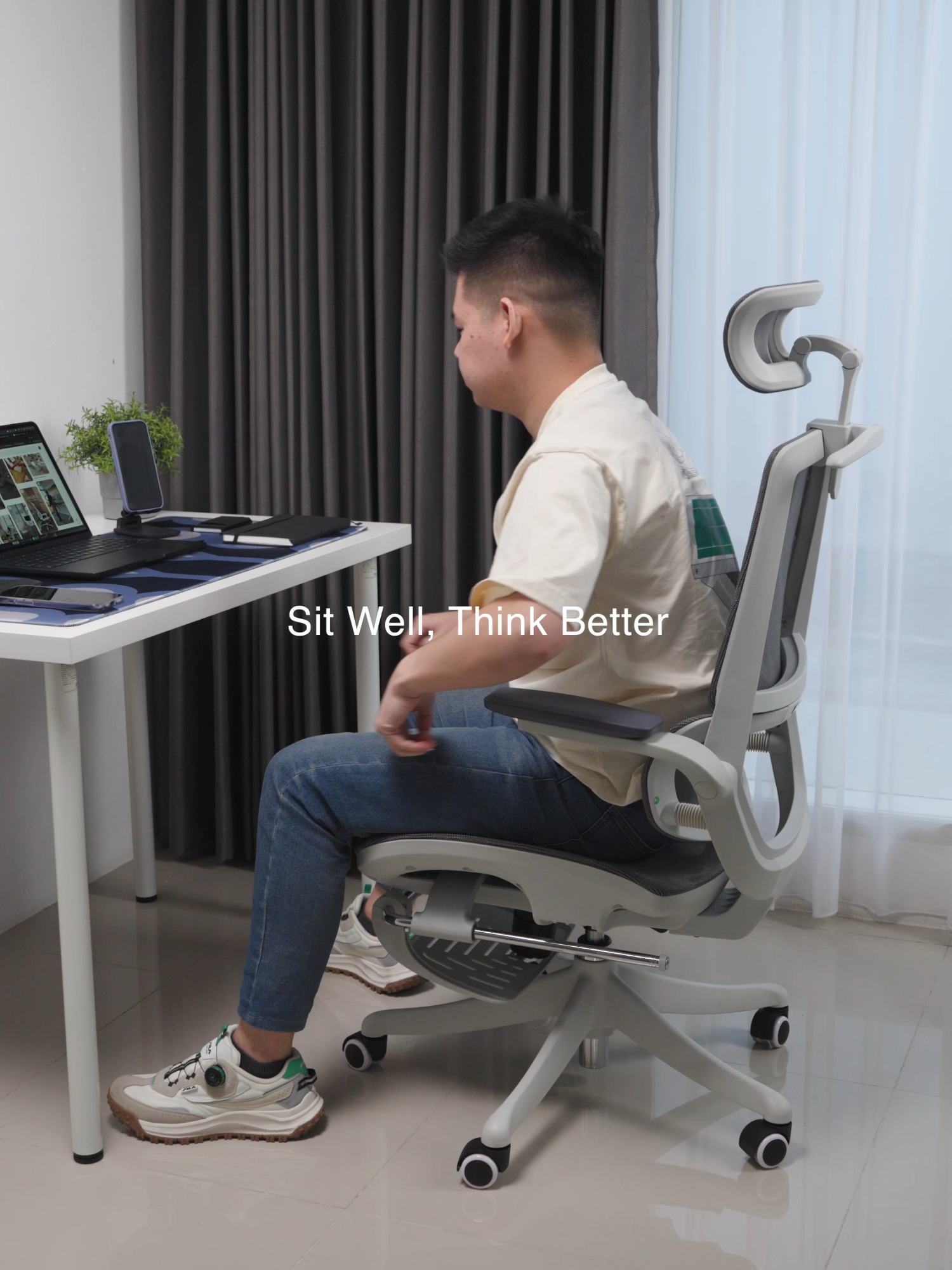 That moment when you finally find THE ONE... 💺✨ Semua yang kamu cari dari kursi—akhirnya ketemu juga: ✅ Senderan rebah? Bisa. ✅ Sandaran kepala adjustable? Ada. ✅ Duduk lama tapi tetap nyaman? Pastinya. ✅ Desain kece buat home office? Centang ✔️ Sihoo C100, bukan sekadar kursi—tapi your back’s new best friend. Coba, duduk… dan rasakan bedanya. — Sit Well, Think Better✨ #SitWellThinkBetter #ErgonomicChair #SihooIndonesia #KursiNyaman #OfficeSetup #KursiKantor