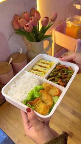 3 kombinasi menu nikmat yang enak banget di jadiin bekal, bikinnya simpel walaupun buru buru masih sempet dibuat… Resep omelet gulung 3 telur Garam 1/2 sdm terigu  15 ml susu cair Topping bebas  Resep Tumis Buncis Udang 2 sdt kecap manis 2 sdt saos tiram 1 sdt Desaku Cabe Bubuk 2 sdt Desaku Bawang putih bubuk 1/2 sdt ladaku merica bubuk 1 sdm Air 4 sdm minyak goreng 4 buah bawang merah rajang Udang 250 gram buncis 2 sdm air Happy Cooking✨ #resepsatset_rudy #tumisbuncis_satset 