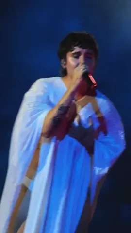 “Ti vorrei insegnare a capire che amare non lo si fa solo con gli occhi, e farti nutrire di un bene felice soltanto per te”  @sonolamadame ❤️‍🩹 #madame #periltuobene #marrastadio25 #marraneglistadi2025 #marracashlive #marracashconcerto #sonolamadame 