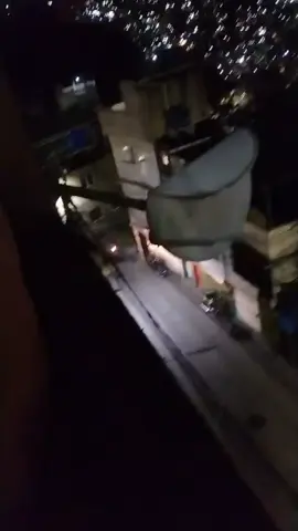 OLHA LA CAVEIRÃO SUBINDO A COMUNIDADE NO SAPATINHO ,ELE PENSA QUE TA PASSANDO BATIDO TA SENDO MONITORANDO #favela #rj #maisviews #bope #viraliza #medo #comunidade #ia #drones #PERSEGUIÇÃO #maiselchalle #favela #rj 