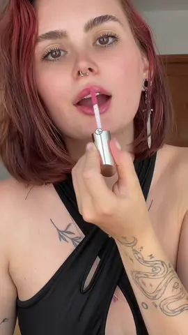 Recevoir un colis Armani Beauty un jour random ? Oui, je vis un rêve. Ce gloss est une pépite 💋✨ Merci @Armani beauty 🖤 #Unboxing #FirstImpression #ArmaniBeauty #prismaglassicyplumper #LipGloss #MakeupLover #BeautyTikTok #LuxuryBeauty #MakeupUnboxing #BeautyRoutine #GlossyLips #TikTokBeauté #MakeupAddict #GlowUp #MakeupHaul #PRPackage #Gifted