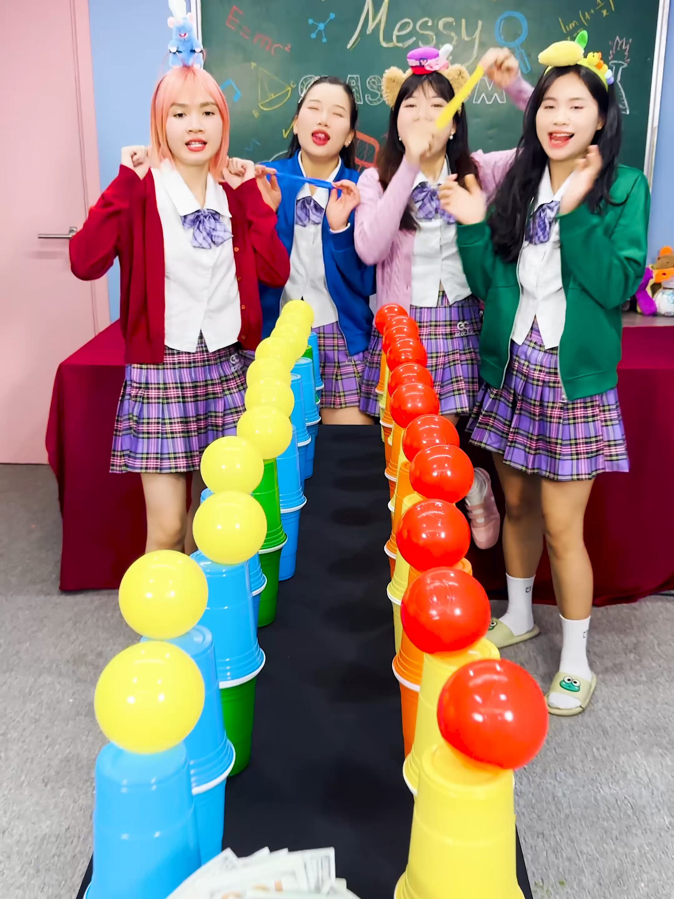 Cup Catch Challenge 🟠🖐️#FunnyClassroom #linhchihihihi #PlayTogether #lilymiumiu #Games