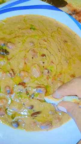 فول بالدكوة😋بضيف للفول قبل يغلي زيت فول وملح وبغطيهو يغلي...وبعد كده بضيف ليهو دكوه وشطه خضراء وفلفل اسود وشمار وبزبط ملحو..واهم شي الليمون يكون كتير بزبط الطعم شديد واختياري مني اديته ملعقه شطه مطبوخه وبخلي يتسبك حبه وبس خلاص..لو لقي جبنه ف الوش ح يكون اررررهب بس م كان متوفره❤️#اكلات_سريعة #السودان🇸🇩 #sudanese_tiktok 