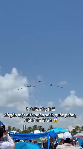 💥 Chỉ một đội hình máy bay flyover của Mỹ gồm B-2, B-1, B-52 và 4 chiếc tiêm kích hộ tống (như F-22 hoặc F-35) có tổng giá trị ước tính hơn 3,5 tỷ USD. ⚖️ Số tiền này tương đương gần 45% ngân sách quốc phòng cả năm của Việt Nam, và bằng toàn bộ GDP của một quốc gia nhỏ như Liberia. Để một đội hình như vậy cất cánh, chi phí bỏ ra có thể khiến cả một quốc gia đang phát triển phải “đi vay” mới dám mơ đến. 🇺🇸 Sức mạnh không chỉ nằm ở công nghệ… mà còn nằm ở cái giá để sở hữu nó. #xh #fyp #thegioiquansu #b52 #b2spirit #b1 #f22 #f35 