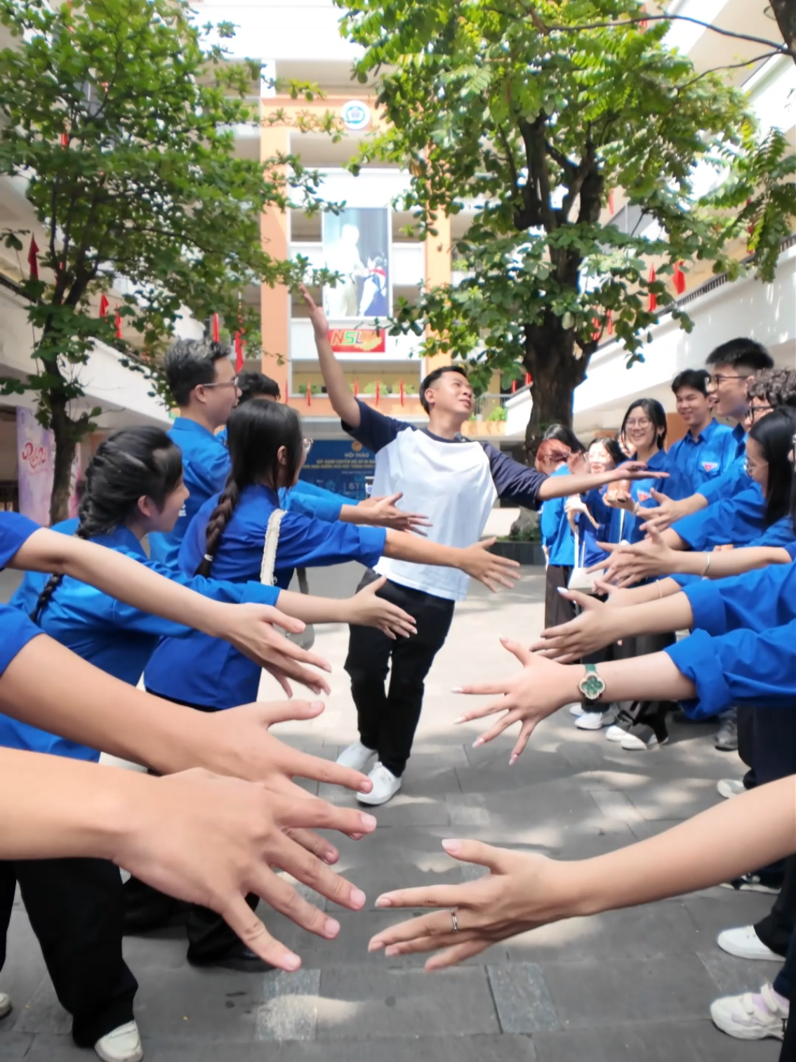 Trải nghiệm cảm giác của thí sinh đầu tiên nộp bài sẽ như thế nào  #haiichieu #schannel 