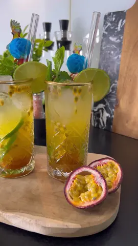 Selam canlar 💛 Bugün sizlerle Çarkıfelek mojito tarifini paylaşmak istiyorum 😍 • 🍹tarif (1 kişilik için): 1 yemek kaşığı kahve rengi şeker 1 adet çarkıfelek 3 dilim misket limon 1 yemek kaşığı çakıfelek şurubu 50 ml çakıfelek suyu  150 ml sprite 🍹Zubereitung: Kahve rengi şeker, çarkıfelek, misket limon bardağa alalım. Üzerine çarkıfelek şurubundan dökelim. Çarkıfelek suyu ve sprite döküp nane ve misket limon diliminden dekor yapalım. Afiyet olsun✨ • • Hallo meine Lieben 💛 Heute möchte ich mit euch das Rezept für Maracuja Mojito teilen🍹 • 🍹 Rezept (für 1 Person): 1 Esslöffel Rohrzucker 1 Maracuja 3 Scheiben Limette 1 Esslöffel Maracujasirup 50 ml Maracujasaft  150 ml Sprite 🍹Zubereitung: Rohrzucker, Maracuja und Limette Scheiben in ein Glas geben, darauf vor dem Maracujasers grob gießen zum Schluss Maracujasaft und Sprite zu geben. Mit Limettenscheibe und Minze dekorieren.  Guten Appetit ✨ • • #cocktail #mojito #Summer #summervibes☀️ #drink #cold #2025 #germany #germanyfood #food #FoodLover #foods #foodies #Foodie #foodporn #fy #viral #viralereels #reel #reelsfyp #fyp #nefis #inspo #pasion #fruit #Love #loveit #lovereels 