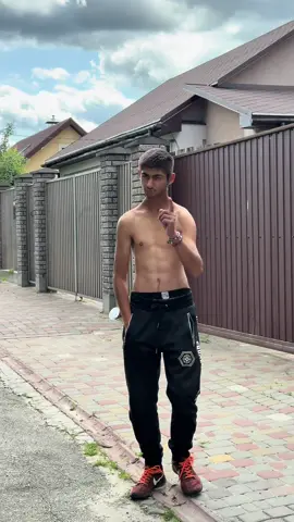 Що він шукає ?😂
