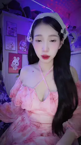 E biết điều chứ hong biết bơi hehe 🙄🫣😁