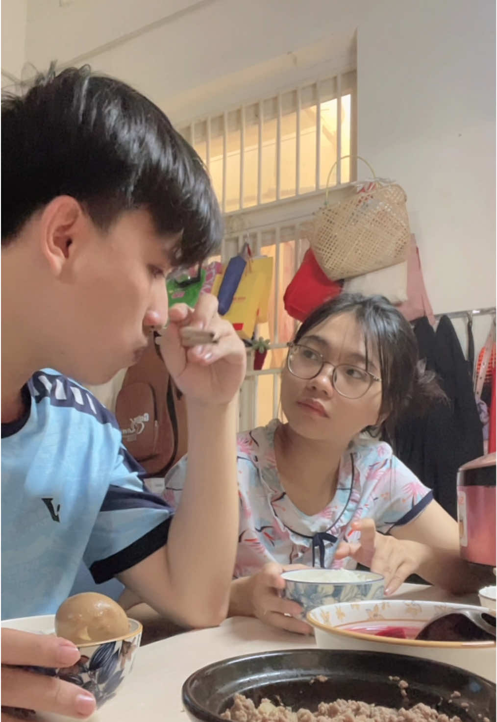 Hướng dẫn cách trị mấy bé hay ăn mà lo lướt điện thoại cực hay và hữu ích #couple #tuitui 