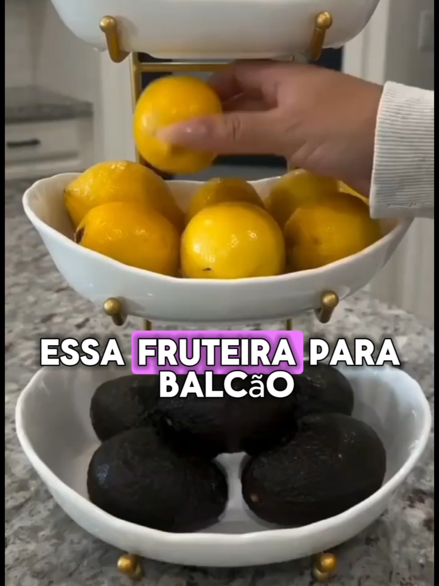 🥇 Fruteira de Mesa Premium – Organização com Estilo e Funcionalidade! Transforme sua cozinha ou sala de jantar com nossa Fruteira de 3 Camadas, projetada para unir elegância, praticidade e durabilidade. Fabricada com estrutura metálica resistente, ela é perfeita para armazenar frutas, legumes, pães ou até mesmo organizar objetos decorativos com um toque moderno. Com design empilhável e tigelas espaçosas, você economiza espaço enquanto mantém seus alimentos ao alcance das mãos e em total destaque. Ideal para quem busca funcionalidade sem abrir mão da estética. 💡 Destaques do Produto: ✔️ 3 Camadas independentes com excelente capacidade ✔️ Estrutura metálica durável e estável ✔️ Design moderno que combina com qualquer ambiente ✔️ Versátil: use como fruteira, suporte de legumes ou organizador multiuso ✔️ Montagem rápida e simples . . .#fruteira #fruteirademesa #fruteiradecozinha #cestadefrutas #organizadorcozinha #suportedemetal #tigelasfrutas #fruteira3camadas #decoração #utensíliocozinha #armazénamentofrutas #organização