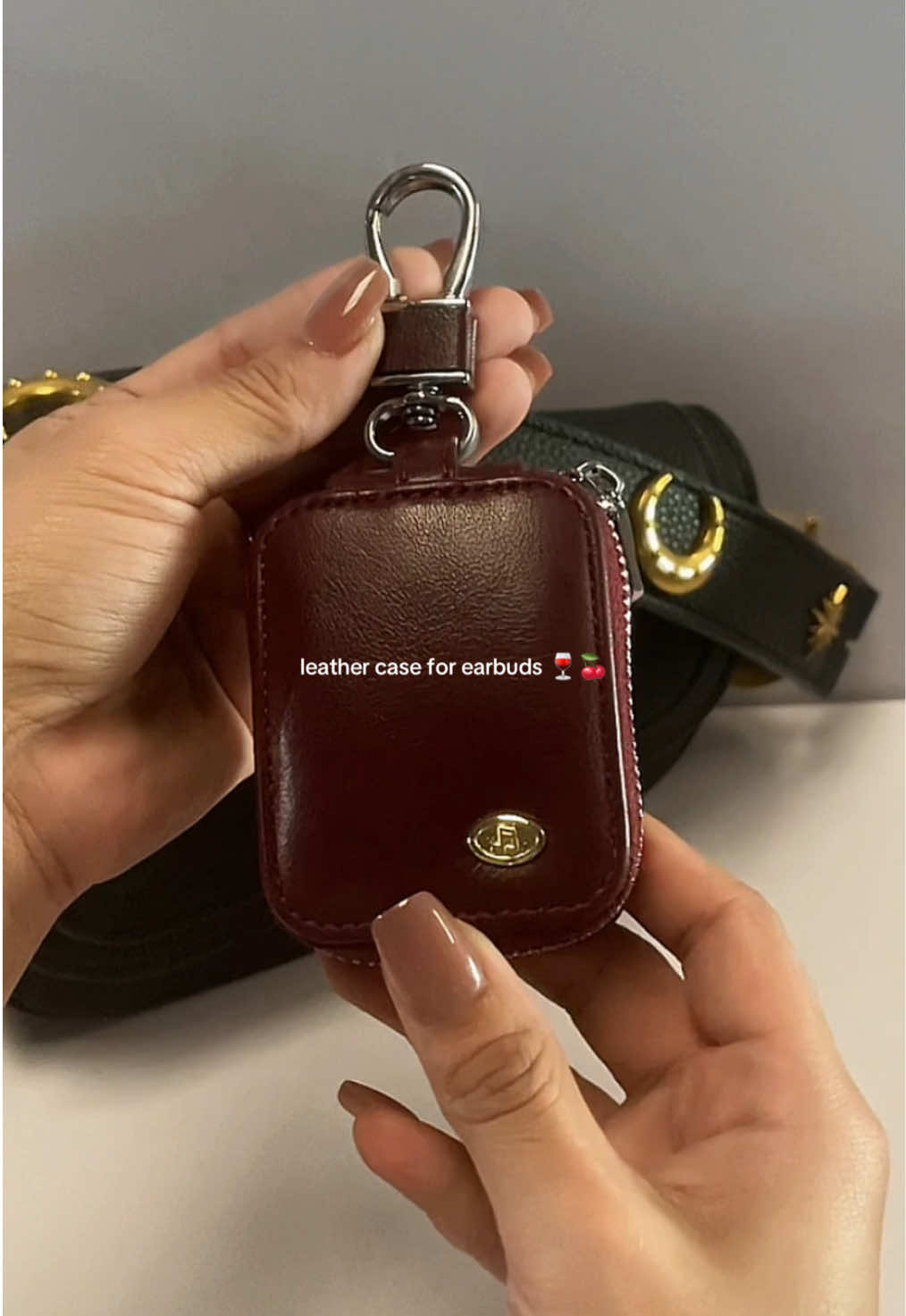 sooo pretyyy earbuds case 🍷🍒 #fyp #earbudscase #casing #leathercase #earbuds #earphones #leather #case #maroon #red #keychain #buckle #goodquality #richtitavibes #pinaytiktok #pinoytiktok #philippinestiktok #budoloftheday #budolfindsph #accessories #tiktokfindsph #imjustagirl #philippines #taylorswift #philippinestiktok #women #girls #teens #anikanik #giftideas #winered