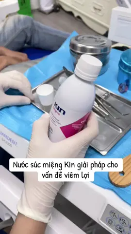 Nước súc miệng Kin là sản phẩm nổi tiếngđược sử dụng để hỗ trợ chăm sóc răng miệng, đặc biệt trong các trường hợp có vấn đề về nướu hoặc sau phẫu thuật nha khoa.                                           ✅Tác dụng chung của nước súc miệng Kin:  Kháng khuẩn, giảm viêm nướu: Thành phần chlorhexidine (0.05% – 0.12%) có tác dụng kháng khuẩn mạnh, giúp tiêu diệt vi khuẩn gây viêm nướu, viêm nha chu, hôi miệng. Ngăn ngừa mảng bám và cao răng: Hạn chế sự hình thành mảng bám – nguyên nhân chính gây sâu răng và viêm nướu. Hỗ trợ sau điều trị nha khoa: Phù hợp sử dụng sau khi nhổ răng, phẫu thuật răng miệng hoặc làm răng thẩm mỹ để phòng ngừa nhiễm trùng.                     #dental #nhakhoa #xuhuong 