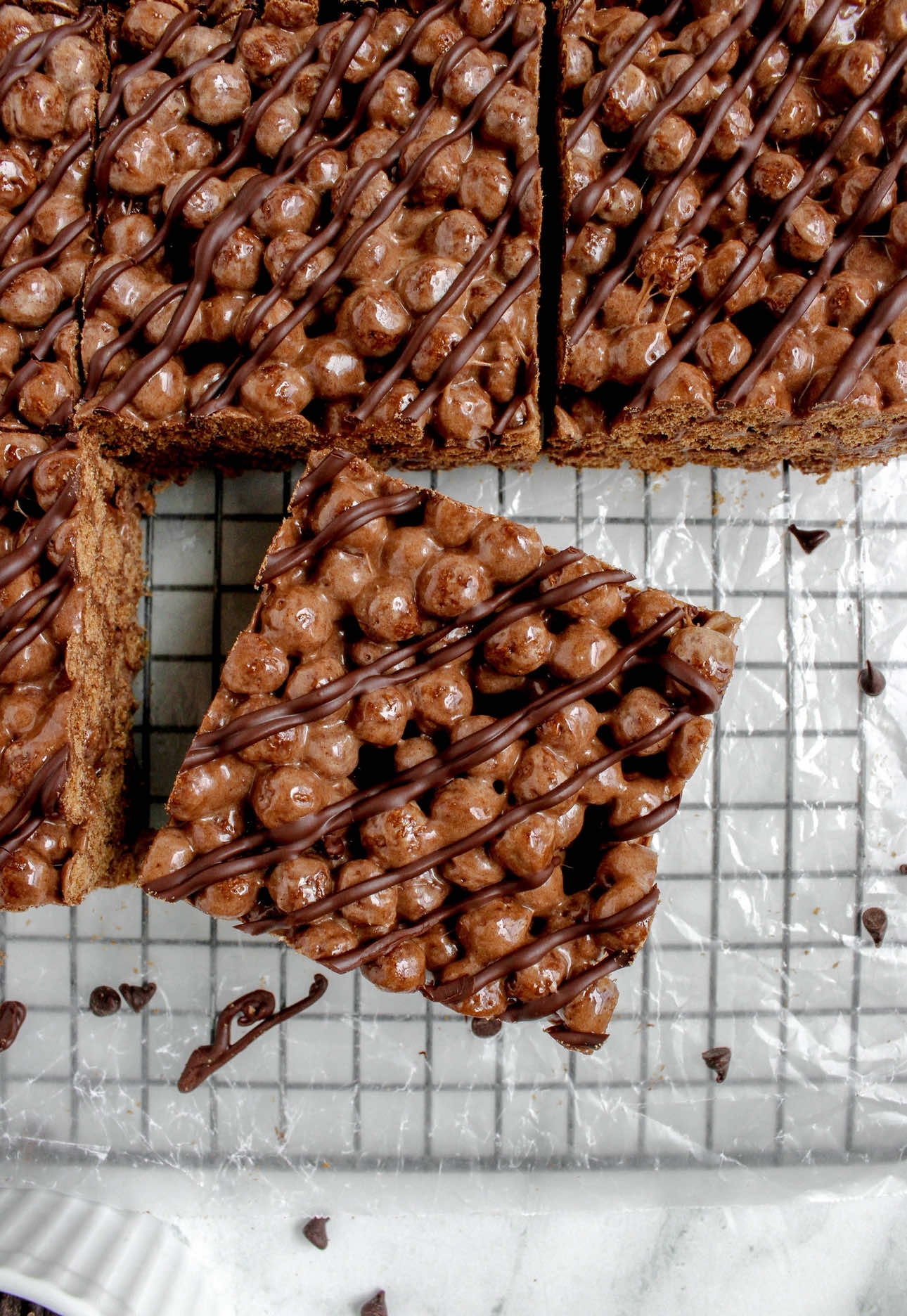I love the milk left over from Cocoa Puffs and these cocoa puff marshmallow treats taste SO much like that. Extra marshmallows + vanilla + mini chocolate chips make for the best no bake dessert you can enjoy in 15 minutes 🤩 ✨if you want the recipe click the link in my bio and search cocoa puff  ✨ Or search cocoa puff marshmallow treats my messy kitchen on google, or find the link in the comments!   #fyp #ricekrispietreats #Recipe #foodtiktok #foodblogger #Summer 