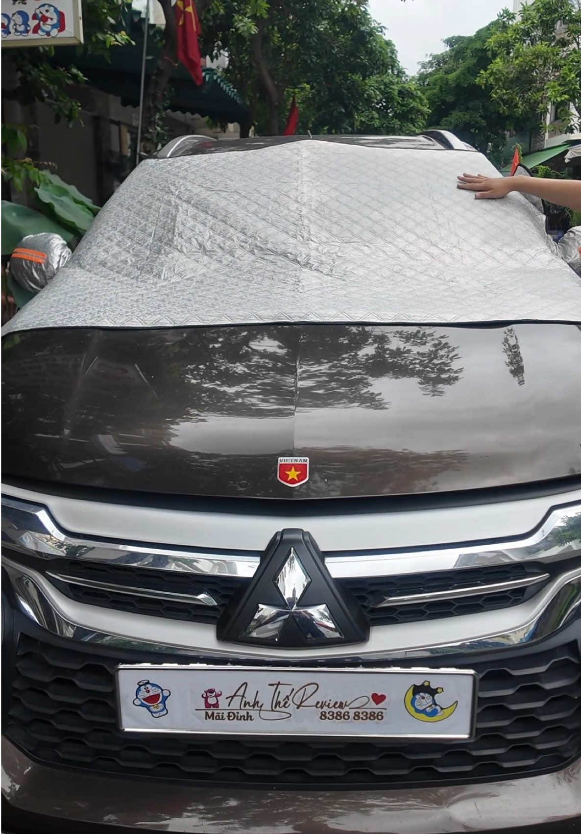 Bạt che kính lái có dây cố định để không bị nước mưa lọt vào trong xe #anhthereview #phukienoto #tamchenangkinhlaioto #batchenangkinhlai #hubcar 