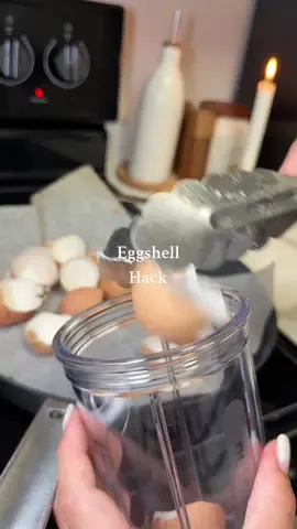 Eggshells aren’t trash — it’s grandma’s wisdom 🤯 #LifeHack #eggs #DIY #eggshell #grandmamethod #homehacks #KitchenHacks #hacks #tips 