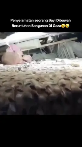 aksi tim medis di gaza menyelamatkan seorang bayi setelah bangunan runtuh di tembak pesawat tak berawak israel..#frepalestina🇵🇸🇲🇨 #indonesia🇮🇩 #