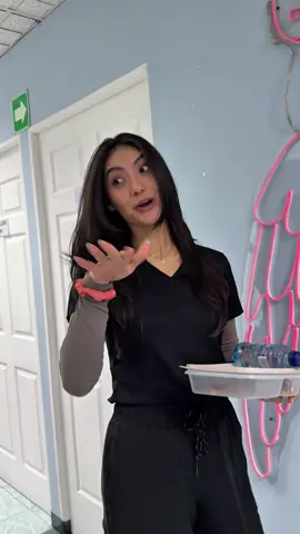 Esto es a lo que yo llamo “paciente colaborador” 😂😂😂 Por más videos con la participación de pacientes 🤌🏼 #fisionataly #humor #fisioterapia 