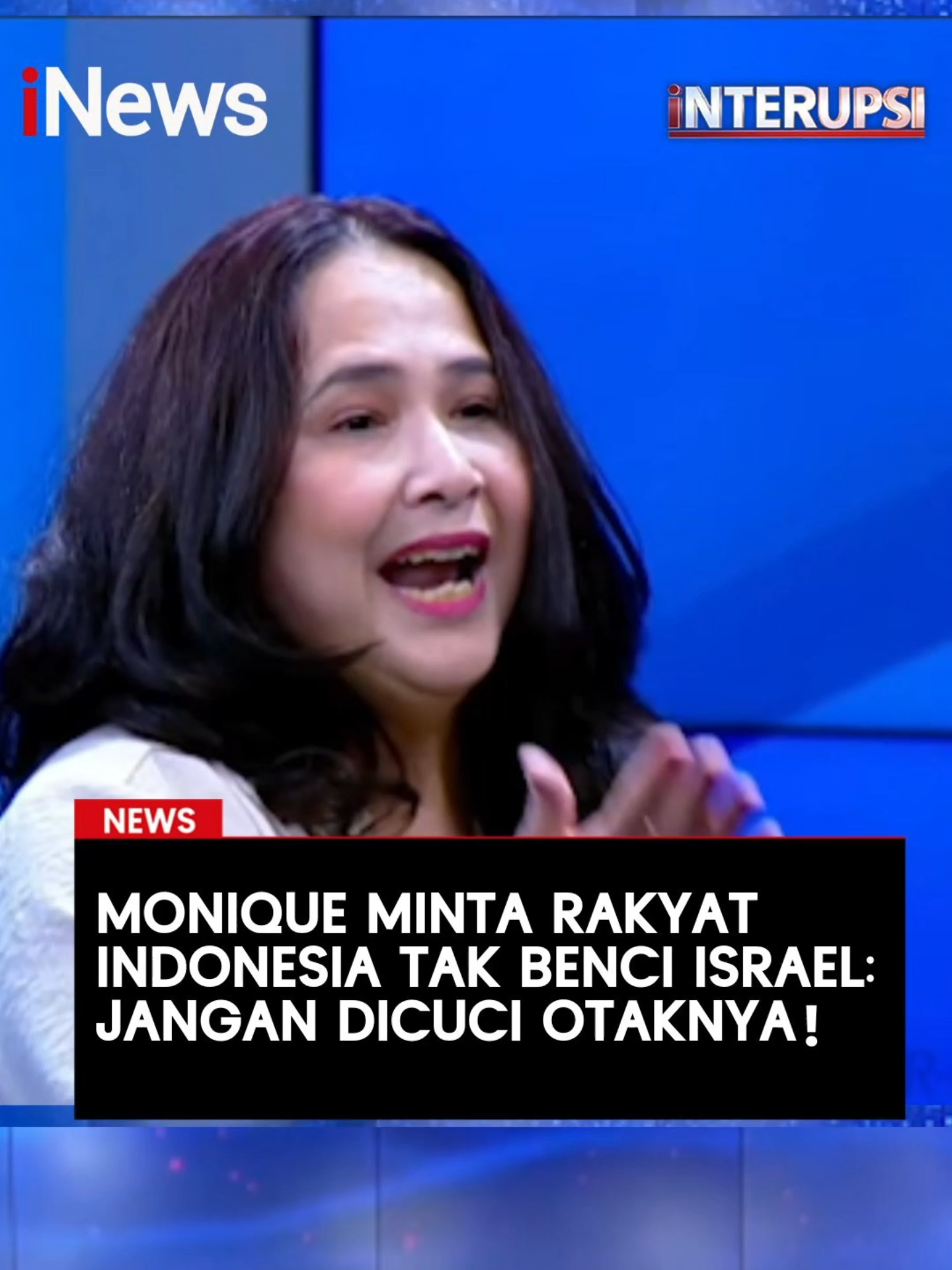 Aktivis pro Israel Monique Rijkers meminta rakyat Indonesia untuk tak membenci Israel karena ia mengingkan masyarakat menerima keberadaan dua negara yaitu Israel dan Palestina.  Nampak berapi-api, pernyataan Monique dibantah oleh aktivis Palestina Husein dan peneliti hubungan Internasional Nanto Sriyanto. Sebab hingga saat ini Indonesia tidak mengakui Israel sebagai negara.  Saksikan Interupsi episode Bara Konflik Iran-Israel Masihkah Menyala? hanya di Official iNews:  https://www.youtube.com/watch?v=HWs7IDxzWzw #Iran #Israel #Interupsi #Aktivis #Husein #iNews #Palestina #MoniqueRijkers