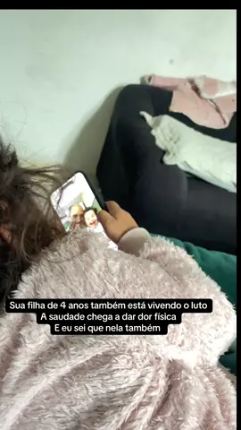 Ver  nosso filho sofrendo dói o dobro na gente , te amamos careca , vc faz falta !   * gente pelo amor de Deus eu não deixei minha filha chorando sem amparo , eu só estava me estabilizando pra conseguir acalmar ela , eu tbm estou sofrendo mt !! Ela pegou o celular pra ver YouTube e as fotos estavam no destaque do iPhone ( são fotos aleatoriamente ) . Eu não vou reprimir a dor dela ! Faz parte da vida esses momentos . E compartilhar e receber orações , palavras e td mais ajuda nesse momento . Parem de julgar por um vídeo de 40 segundos . 😭 #luto  #lutopai  #saudades