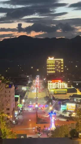 Điện Biên Phủ ban ngày rực lửa lịch sử – ban đêm lại dịu dàng như một bản tình ca phố núi… Ánh đèn vàng soi nhẹ những con đường quen, gió núi thì thầm như kể lại chuyện năm xưa. Một thành phố vừa kiêu hùng, vừa bình yên đến lạ giữa đại ngàn Tây Bắc.” #DienBienPhu #PhonuiVeDem #ChillDienBien #VietnamNightView #tiktoktravel #FYP #DiChoBiet