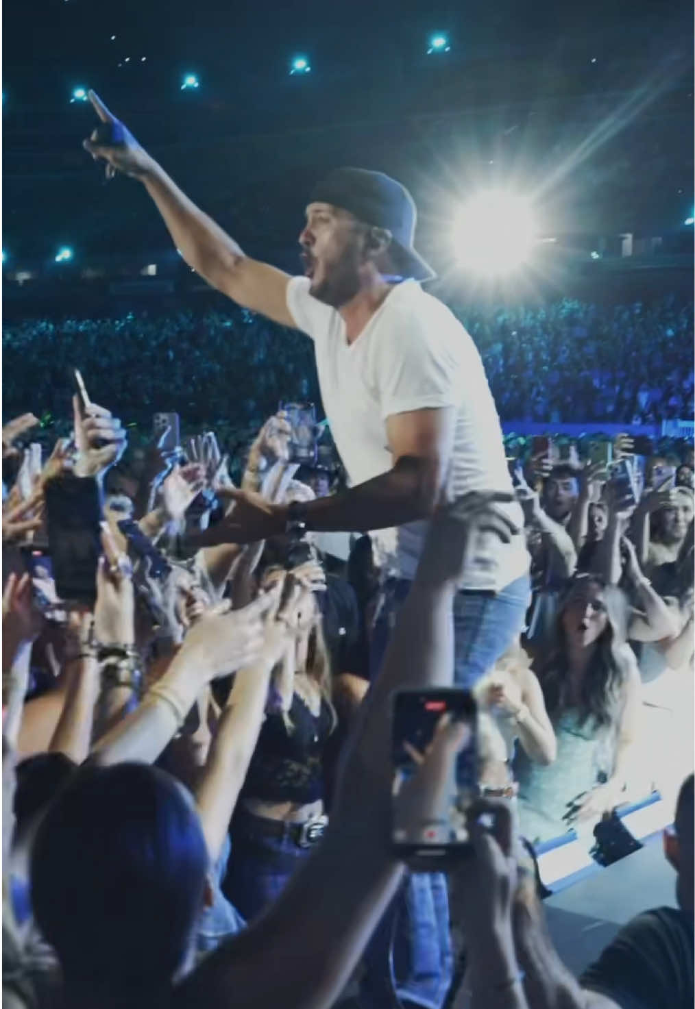 In case y’all missed hanging out with us at #CMAFest. Tune in tonight on ABC!