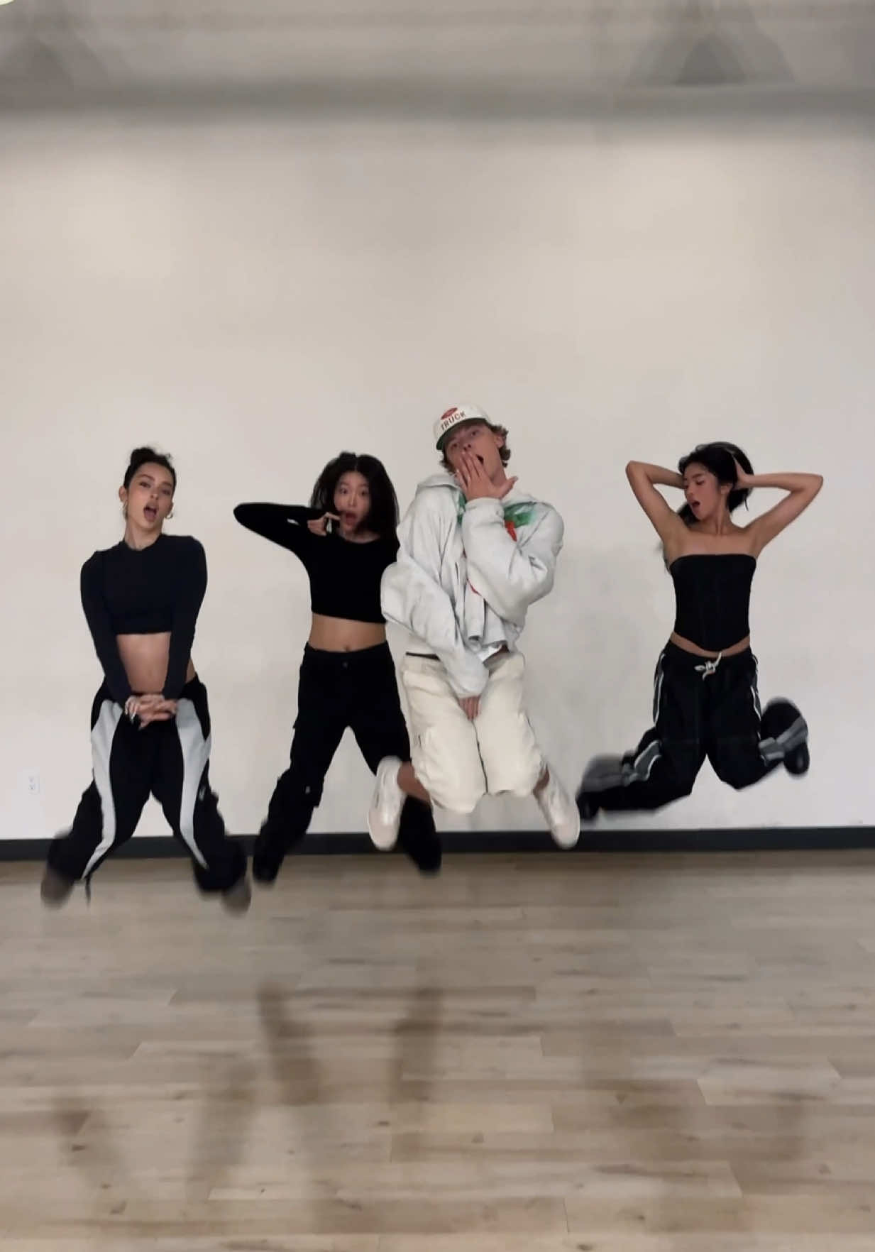 It’s @KATSEYE world and we’re all just living in it !! #GNARLY #KATSEYE_Gnarly #KATSEYE_Daniela #KATSEYE_Yoonchae #KATSEYE_Sophia #LarsGummer 