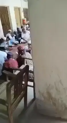 ٹرانسفارمر نہ لگنے پہ مدرسے والوں نےواپڈا آفس میں کلاسیں لگا لیں۔یہ ہوا نہ احتجاج قرآن بھی سنو اور انکے سر پہ بیٹھ کے ہدایت کی دعا بھی اور بجلی بھی مفت کی استعمال کرو۔