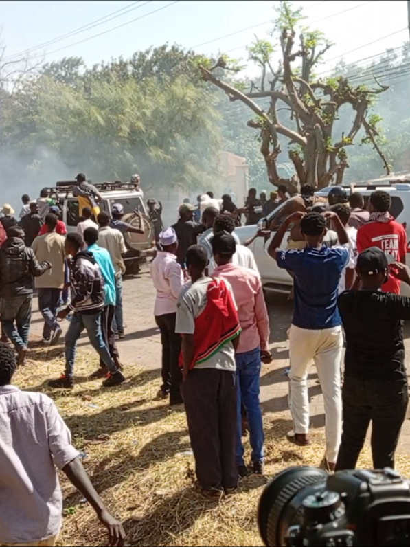 Ugly scenes outside Isiolo County Assembly as MCAs make daring entry to impeach Governor Abdi Ibrahim Hassan Guyo  #nairobikenya #nairobitiktokers #nairobi #viralvideotiktok #nairobitiktokers🇰🇪 #kenya #kenyantiktok🇰🇪 #foryourepage #trendingtiktokvideo #impeachment #abdiguyo #isiolonews #culexmedia #breakingnews #guyoimpeached #16mcas 