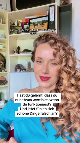 Hast du gelernt, dass du nur etwas wert bist, wenn du funktionierst?
 Und jetzt fühlen sich schöne Dinge falsch an?
 
 Kennst du das…
 Du hast einen schönen Moment, machst was nur für dich – und plötzlich ist da dieses komische Gefühl:
 „Darf ich das überhaupt?“
 „Ist das nicht egoistisch?“
 „Ich hab doch eigentlich gar nichts geleistet…“
 Und wenn Du das kennst, dann : Willkommen im Club.
 Denn viele Menschen, die mit narzisstischen oder emotional kalten Eltern aufgewachsen sind, haben genau das verinnerlicht:
 „Ich darf mich nur gut fühlen, wenn ich vorher was geleistet hab.“
 „Ich darf nichts einfach nur genießen.“
 Die Sache ist aber die: 
 Das ist gar nicht deine Wahrheit. Das ist ein alter Glaubenssatz und der wurde dir von Menschen eingepflanzt, die selbst keine echte Freude zulassen konnten.
 Heute darfst du was Neues lernen:
 Du musst nichts leisten, um dein Leben zu mögen um dein Leben schön zu finden. 
 Du darfst Dinge tun, die sich einfach gut anfühlen – Punkt.
 Ich weiss, das ist abar nicht so leicht umzusetzen. Deshalb habe ich Dir ein kleines Arbeitsblatt dazu gemacht:
 Es hilft dir dabei, diesen inneren „Verboten!“-Stimmen auf die Spur zu kommen.
 Und dir wieder Stück für Stück zu erlauben, dein Leben zu mögen.
 🔗 In meinem Linktree, den du in meiner Bio findest, findest du den Link mit dem du dir das Arbeitsblatt einfach runterladen kannst.  
 
 #Selbstwert
 #Kindheitstrauma
 #inneresKind
 #narzisstischeEltern
 #funktionierenmüssen
 #heilungnachnarzissmus
 #toxischeFamilie
 #SelbstwertStärken
 #traumabewältigung
 #antjesimdorn
 #verboteneFreude
 #ichdarfdas
 #Gefühleerlauben
 #SchlussmitFunktionieren
 #emotionaleFreiheit
