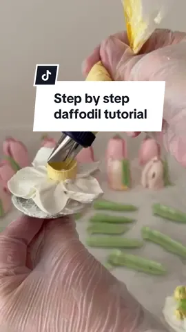 Piping daffodils step by step 🌼 Watch how we use Wilton 125 & 104 tips to create lifelike petals and centers. From conical base to double petal layers and trumpet centers — this slow, detailed tutorial is perfect for mastering the shape. #buttercreamflowers #pipingtutorial #cakeart #daffodil #wilton125 #edibleart #zefirflowers #pipingtechniques #flowercake #cakereels #floralcupcakes 