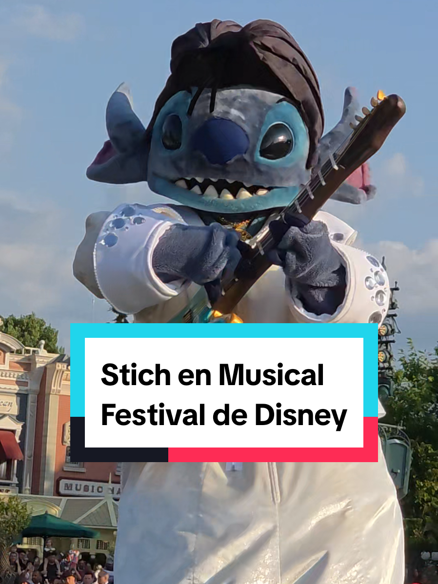 Hoy es el día de Stich y quería compartir lo cerquita que le vimos y con su disfraz de Elvis rockandrolleando!!! #stich #diadestich #stichday #stichelvis #disneylandparis #Disney #parquedisney #disneymusicfestival @Disneyland Paris ✨ @Disney Parks 