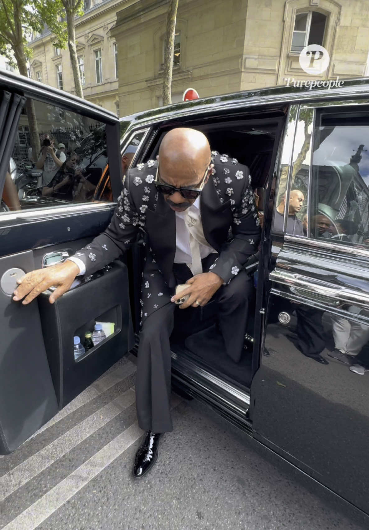 📸✨ Steve Harvey fait sensation à Paris ! Le célèbre animateur et entrepreneur américain Steve Harvey a fait une arrivée remarquée aujourd’hui au défilé Amiri à Paris. En plein cœur de la Fashion Week Homme, il a une fois de plus prouvé son goût sûr pour les silhouettes élégantes et audacieuses. Un look parfaitement calibré, un sourire charismatique, et une présence qui ne passe jamais inaperçue 🕶️🔥 #SteveHarvey #Amiri #ParisFashionWeek #Défilé #Menswear #StyleIcon #OnRegardeQuoi #PurePeople #bestimage 