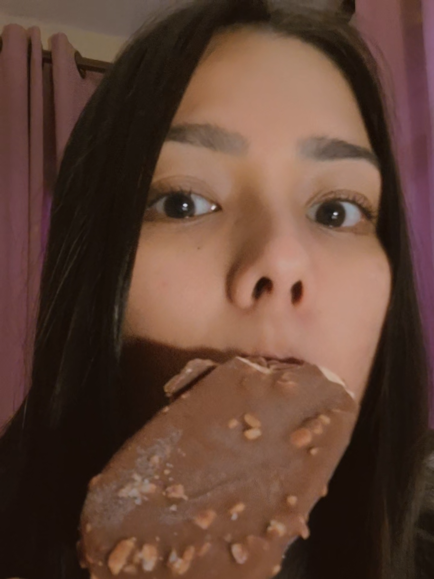 Uno de asmr 🍦suban el volumen 🤣 a uds tambien le dan ganas de helado cuando hace frio?  #asmr #comiendohelado #invierno #fyp 