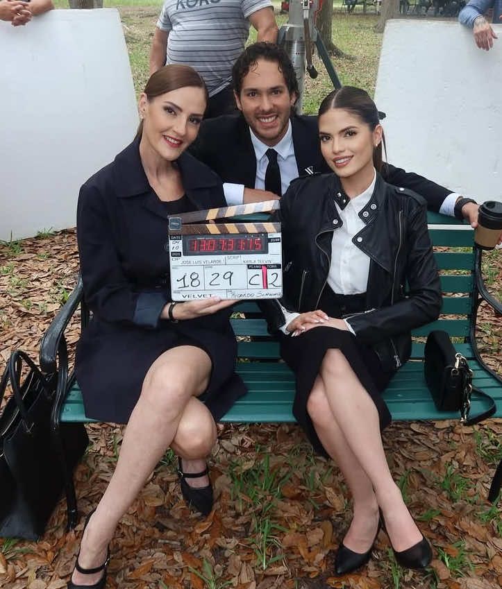 Entre escenas con ellos🥰❤️ #Velvet #velvetelnuevoimperio #telemundo #chantalandere #simonemarval #marcoleon #jennifervelvet #blancavelvet 