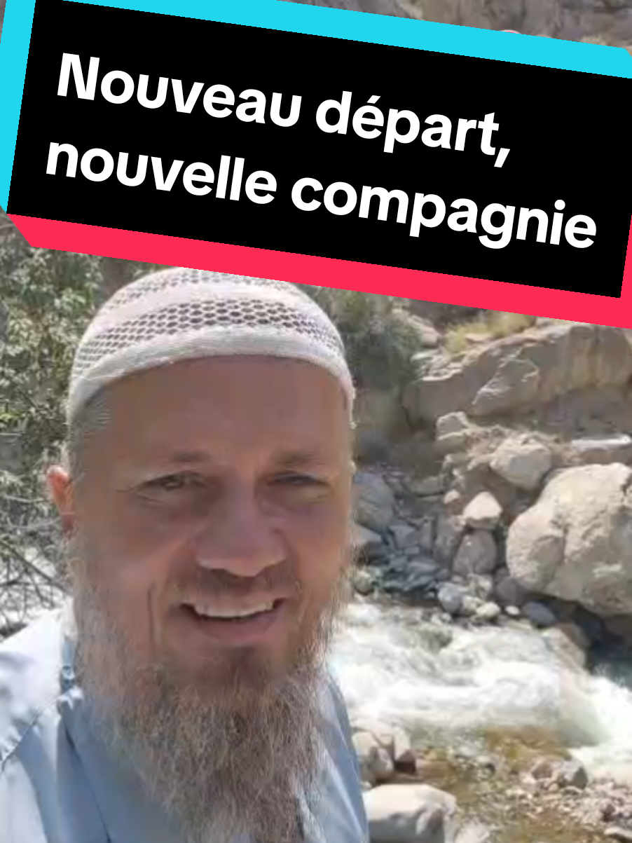En route vers une nouvelle destination en Afghanistan… Je m’arrête près d’une rivière et d’une montagne pour prier, admirer le paysage… et partager une surprise : mon nouveau compagnon de route, un chaton ! Pendant qu’ils sont coincés dans les embouteillages et le stress du 8h–19h, je découvre une vie simple, connectée à Allah. Afghanistan, meilleur pays pour vivre sa foi. #Afghanistan #Chaton #Hijra #RetourAuxSources #NatureEtFoi #VivreAutrement #Spiritualité #Islam #Déconnexion #Voyage #Montagne #Rivière #Prière #AnimalCompagnon #TikTokMusulman