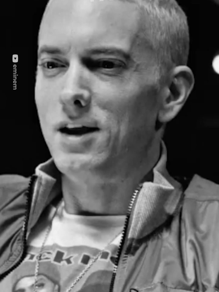 Eminem olvidó que grabó otra versión de Lose Yourself #español #rap #dre #musica #curiosidades 📹: Eminem ______________________________________ Este video es solo para entretenimiento. Las voces fueron grabadas por humanos y luego imitadas por IA.