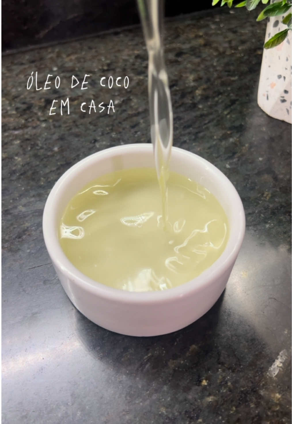 Óleo de coco em casa é mais fácil do que parece. E a depender do valor que você paga nos cocos, pode até sair mais barato que os óleos de coco de supermercado. Ingredientes  Óleo de coco: 3 cocos secos sem casca e picados 1 litro de água morna (Talvez precise de um pouquinho mais para ajudar a bater) Modo de preparo no vídeo. #manteigadecoco #oleodecoco #coco #receita #masterchef #dica #vegano #vegan 