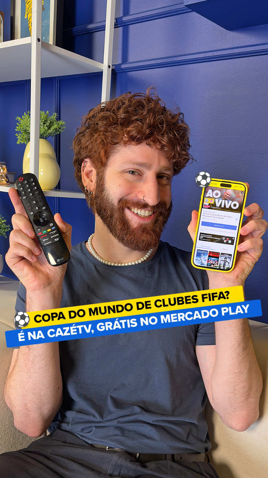 Copa do Mundo de Clubes FIFA é na @CazéTV, grátis pelo Mercado Play! ⚽️🍿 #DescriçãodaImagem O vídeo começa com o influenciador Daniel sentado no sofá da sala, assistindo à Copa do Mundo de Clubes FIFA na CazéTV. Logo nas primeiras cenas, a frase 