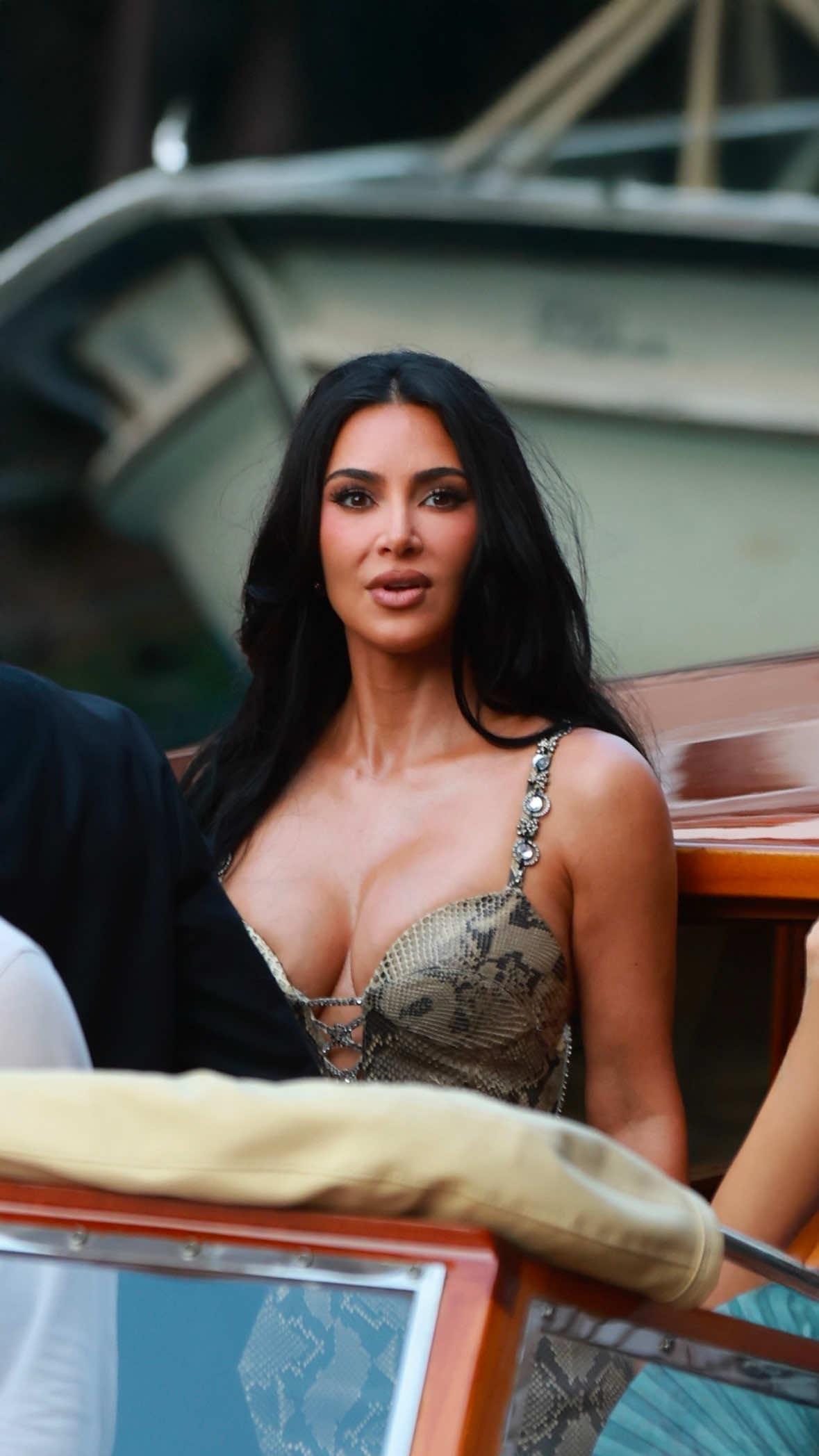 Kim Kardashian non passa mai inosservata - e anche questa volta ha lasciato il segno. Per la cena pre-matrimoniale di Jeff Bezos e Lauren Sanchez a Venezia, la star ha scelto un look animalier tra i più audaci della serata. Kim ha sfoggiato un bustier dress pitonato nei toni sofisticati del grigio e del nude, con una struttura scolpita che valorizza la silhouette e una scollatura profonda resa ancora più provocante dai dettagli incrociati sul davanti. Una scelta sensuale e di forte impatto, perfettamente in linea con il suo stile iconico. Tra star internazionali e look da red carpet Kim - nuovamente avvistata insieme alla madre Kris, romantica in total black, e alla sorella Khloé - ha confermato ancora una volta di essere una vera maestra nel trasformare ogni uscita in un momento di moda memorabile. [📷 BACKGRID / IPA 📹 Getty Images] #whoopsee #kimkardashian #krisjenner #bezos 