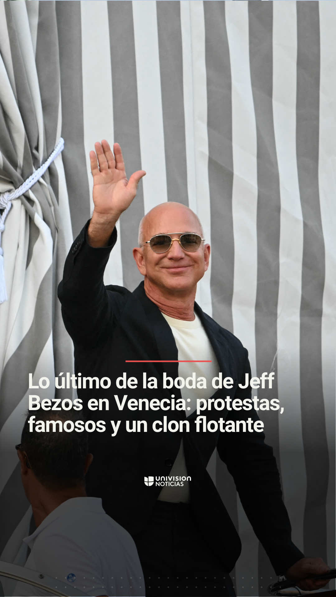 Lo último de la boda de Jeff Bezos en Venecia: protestas, famosos y un clon flotante. Los preparativos de la boda de Jeff Bezos y Lauren Sánchez han provocado protestas contra el magnate, que cambió el lugar de la ceremonia por uno con mayor seguridad. Al mismo tiempo, se ha documentado la llegada de famosos como Ivanka Trump, Kim Kardashian y Bill Gates a la ciudad italiana. #JeffBezos #Venece #Venecia #Venezia #Italia #Italy #BezosWedding #Wedding #UniNoticias #UnivisionNoticias 