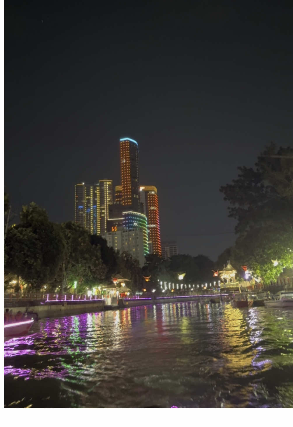 Jatuh cinta kota surabaya 😍#wisatakalimas #nightvibes #citylights #wisataperahukalimas #surabayavibes ##surabaya #surabayatiktok #tiktoktravel #surabaya24jam #surabayahitz #surabayaviral #exploresurabaya #rindusurabaya #pesonaindonesia  #kalimassurabaya #citylightsurabaya #vibessurabaya #wisatasurabaya #fyp #fypシ #fypシ゚ #fyppage #fypviralシ #fypviralシ゚ #fypシ゚viral #fypシviral #4u #4upages #xybca #xyzbca #foryoupage #masukberanda #lewatberanda #beranda #berandatiktok #berandafyp #traveler 