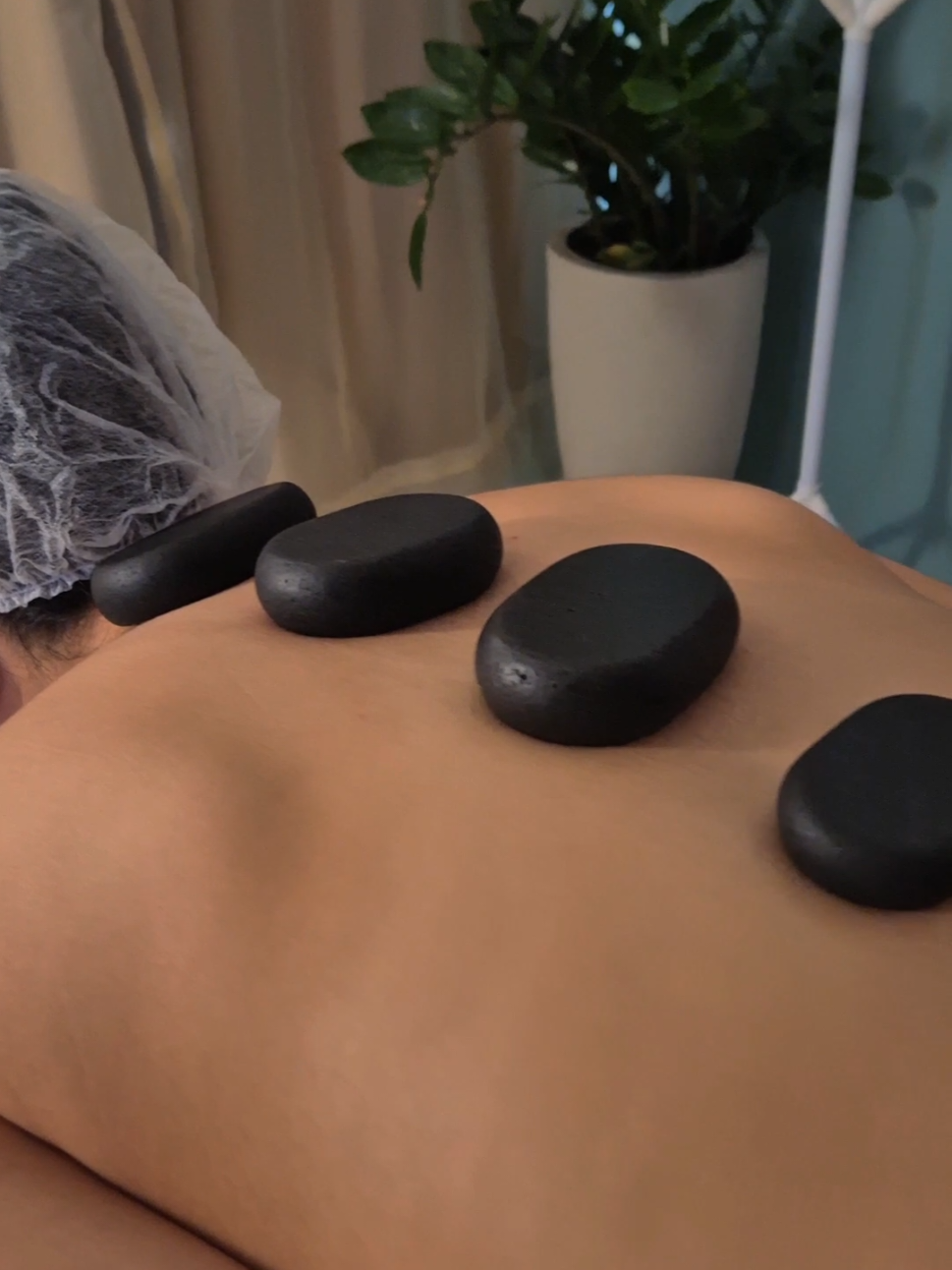 massagem NECESSÁRIA nos dias frios, não tem como não amar! #fyp #massagem #pedrasquentes #dor #massoterapia @TikTok 