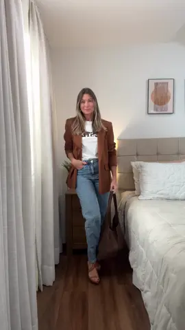 Peça do dia: blazer marrom ✨ Versátil, elegante e pronto pra transformar seus looks! 1️⃣ Com tricot e saia off, bota caramelo e bolsa estruturada – um toque clássico e feminino. 2️⃣ No mood casual chic: jeans, camiseta, sandália e bolsa de camurça. 3️⃣ E no estilo comfy elegante: camisa off, calça azul-marinho, tênis e bolsa ampla. 💬 Qual dessas versões tem mais a ver com você? #blazermarrom #moda40plus #lookdodia #inspiraçãododia #estilocomfy #outfitinspiration #modafeminina #lookcasual #modaelegante 