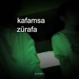 Abugat kimdir? Tabii, link vermeden sana özet bilgiyi tekrar paylaşayım: --- *Abugat Anaf Kimdir?* *Abugat*, 2018’de müzik kariyerine beat (altyapı) yaparak başlamış, Türkiye merkezli bir *cloud rap* sanatçısıdır. Aynı zamanda *ANAF (Anne Affet)* adlı bir müzik kolektifinin/parçasının üyesidir. --- *Tarzı ve İlham Kaynakları* * Tarz olarak *Amerikan underground hip-hop* sahnesinden, özellikle *Atlanta* ve *Detroit* bölgelerinden etkilenmiştir.  Kendi müziğinde **cloud-rap* öğeleri hâkimdir: atmosferik, melankolik, lo-fi ve trap altyapılar kullanır. * Beat’lerinde genellikle karanlık ve uzaylımsı synth sesleri, yavaş tempolu davullar tercih eder. Bu da parçalarına 