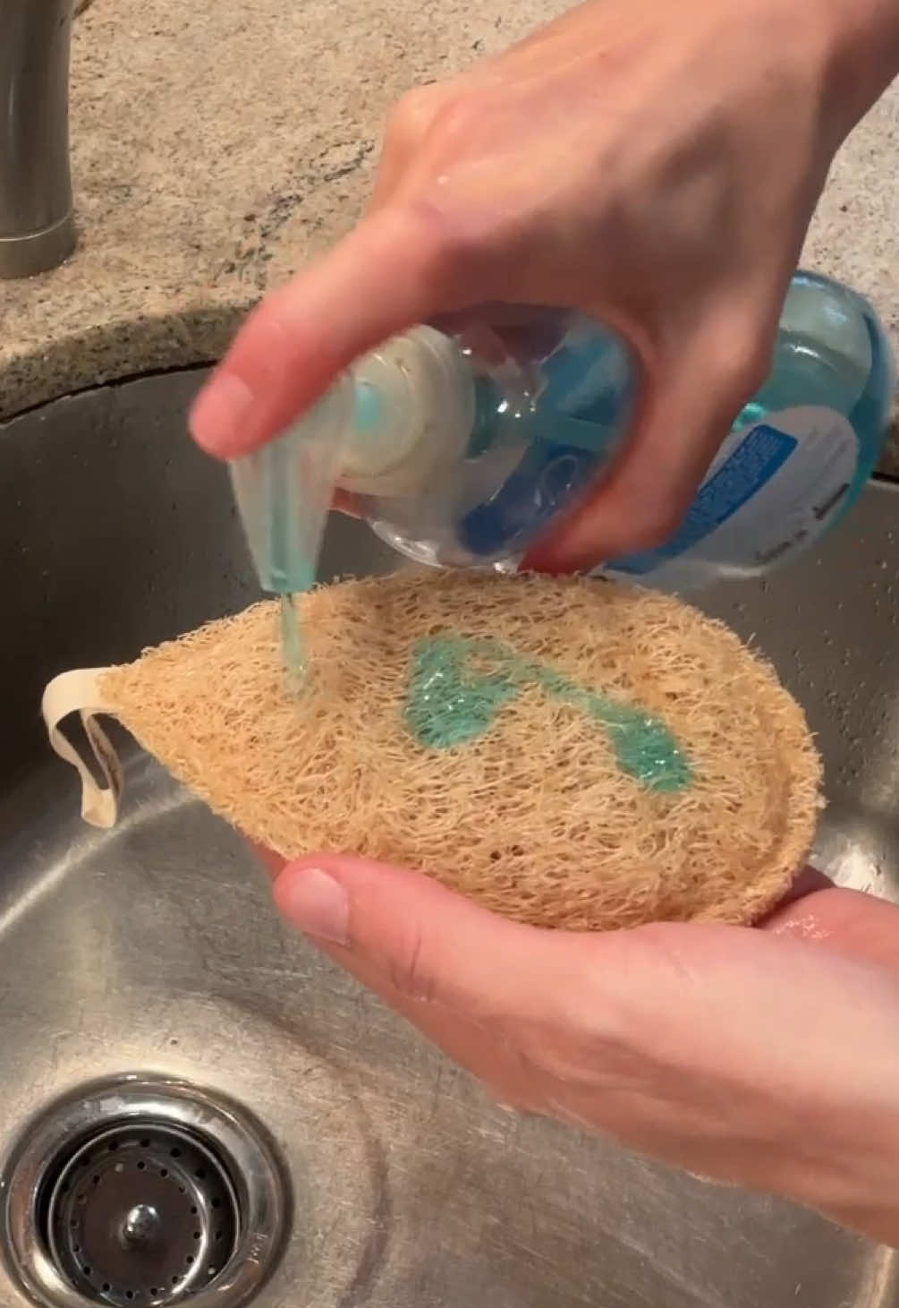(Ad) your next kitchen sponge!! Clean without the microplastics 😅 #herbvian #loofah #greencleaning #EcoFriendly #biodegradable 