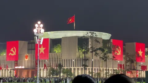 Hiên ngang 🇻🇳🇻🇳🇻🇳🥰 Lá cờ đỏ thắm giữa trời, Sao vàng năm cánh sáng ngời niềm tin. Ngàn năm đất nước đi lên, Dẫu bao bão tố vẫn bền sắc son. Giữa chiến hào, giữa mưa bom, Cờ bay rực lửa, trái tim căng tràn. Từ Điện Biên đến Trường Sa, Nơi đâu Tổ quốc – nơi ta vững lòng. Cờ bay giữa gió non sông, Mang hồn dân tộc, chở mong ước dài. Dẫu mai cuộc sống đổi thay, Sao vàng trên đỏ – mãi đầy tự hào! #chutichhochiminh #hochiminhmuonnam🇻🇳 #vietnamtoiyeu #qdndvn🇻🇳 #quandoinhandanvietnam🇻🇳🇻🇳🇻🇳 #vietnam #vietnamese 