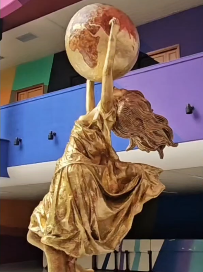 Ciao a tutti! Sono Vincenzo Greco, e oggi voglio condividere con voi un pensiero che mi sta molto a cuore, un collegamento profondo che ho trovato tra la mia scultura 
